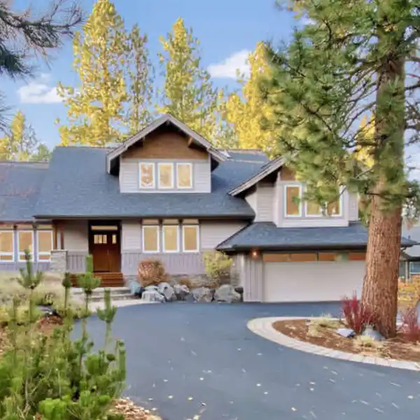 LUXURY LIVING IN AWBREY GLEN