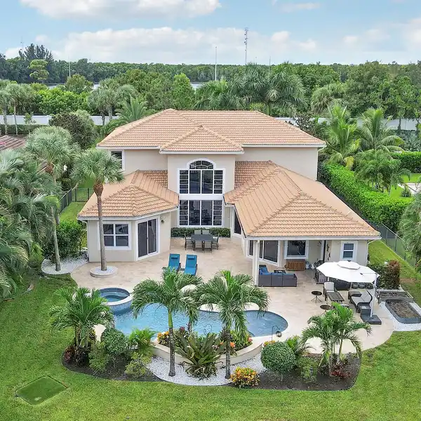 THE PERFECT BLEND OF LUXURY, COMFORT, AND FUNCTIONALITY