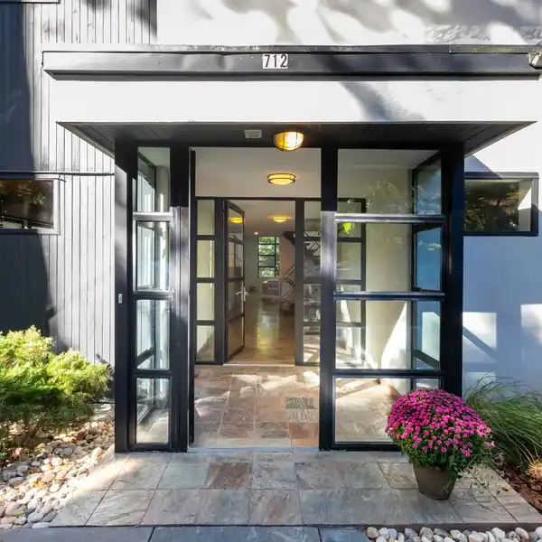 CONTEMPORARY RIVERDALE ESTATE WITH DRAMATIC ARCHITECTURAL DESIGN