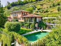 TURNKEY LUXURY RESIDENCE WITH VINEYARD OPPORTUNITY