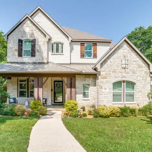 FAMILY HOME IN THE HEART OF LAKEWOOD