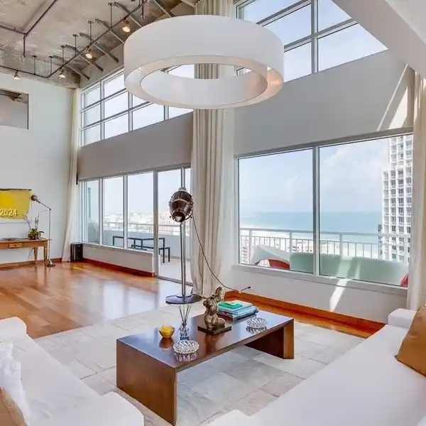 BEAUTIFUL PENTHOUSE IN THE DESIRABLE SOUTH OF FIFTH