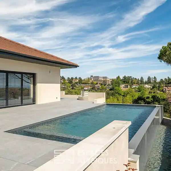 PRESTIGIOUS CONTEMPORARY HOUSE WITH UNOBSTRUCTED VIEWS