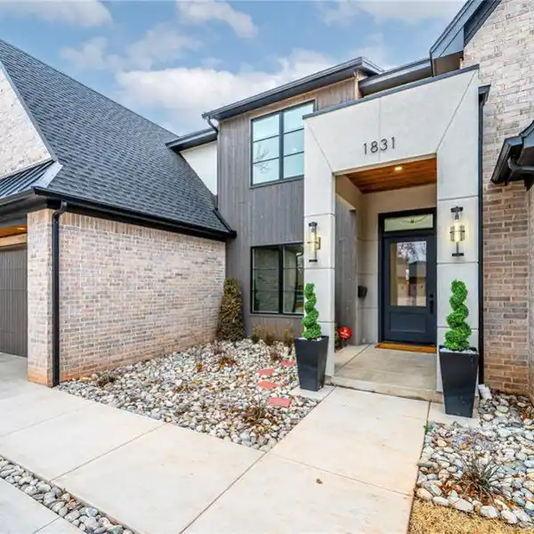 EXQUISITE HOME IN NICHOLS HILLS