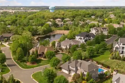 Luxury and Sophistication in Sought-After Parkwood Knolls