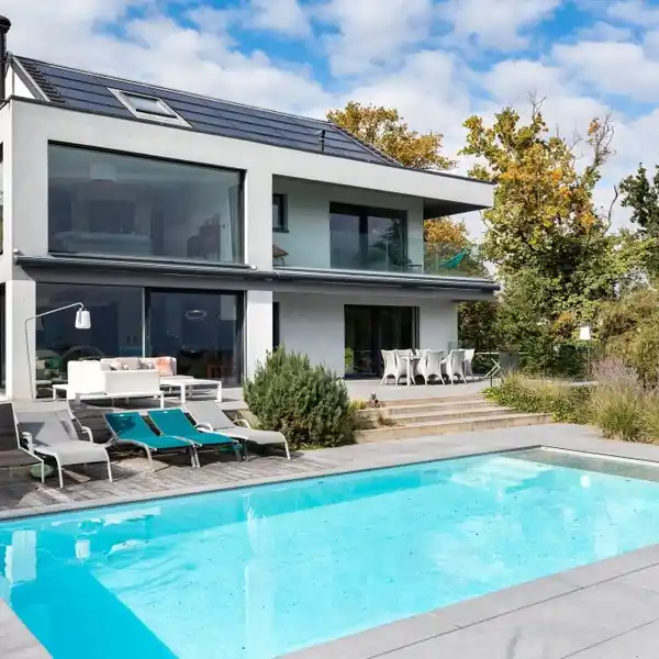 LAKEVIEW LUXURY WITH EXPANSIVE PRIVATE GROUNDS