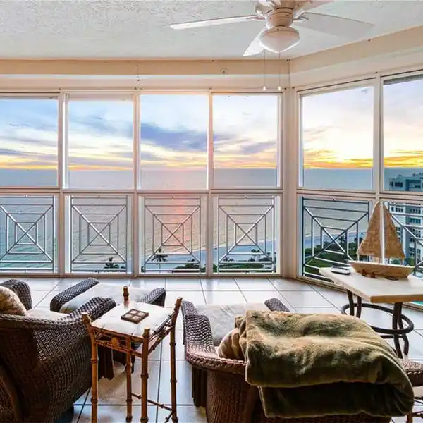 BEAUTIFUL BEACHFRONT UNIT WITH SPECTACULAR VIEWS