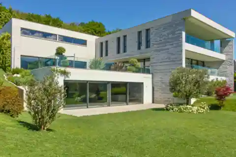 Expansive Contemporary Luxury Residence