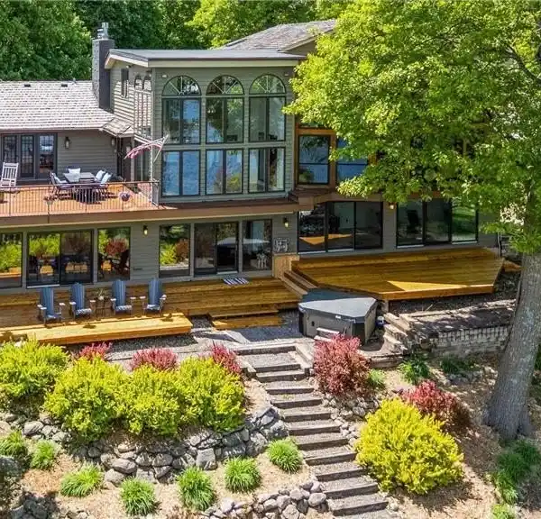 PRIVATE BAYFRONT OASIS WITH EXPANSIVE SUNROOM