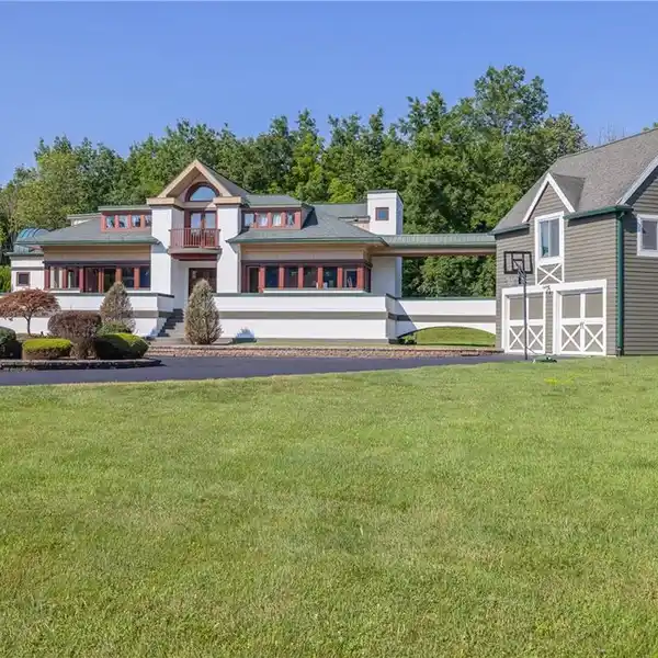 SPECTACULAR ARCHITECT-DESIGNED ESTATE IN A NATURAL PARADISE