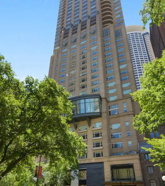 URBAN RETREAT ABOVE THE MAGNIFICENT MILE