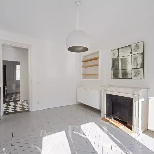 LIGHT-FILLED CHAMP-DE-MARS APARTMENT