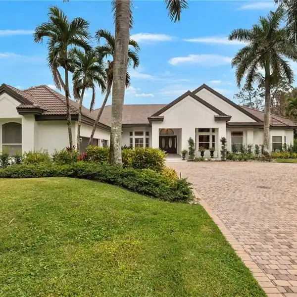 NEW RENOVATION OPPORTUNITY IN ROSEWOOD