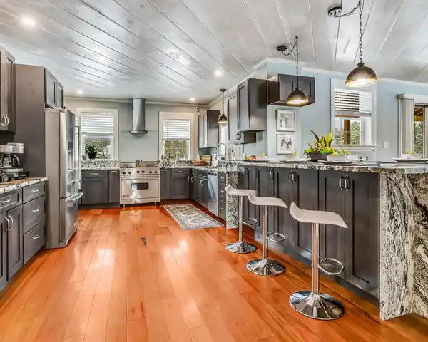 BRIGHT AND SPACIOUS HOME IN UNBEATABLE LOCATION