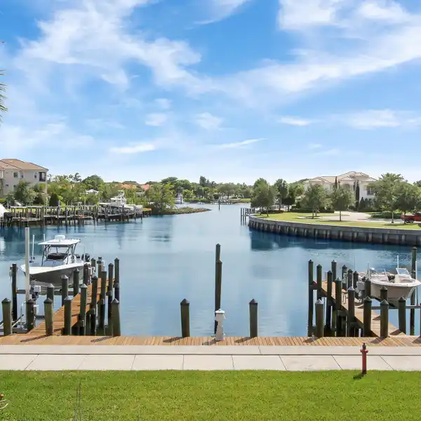 LOW-MAINTENANCE BOATER'S PARADISE