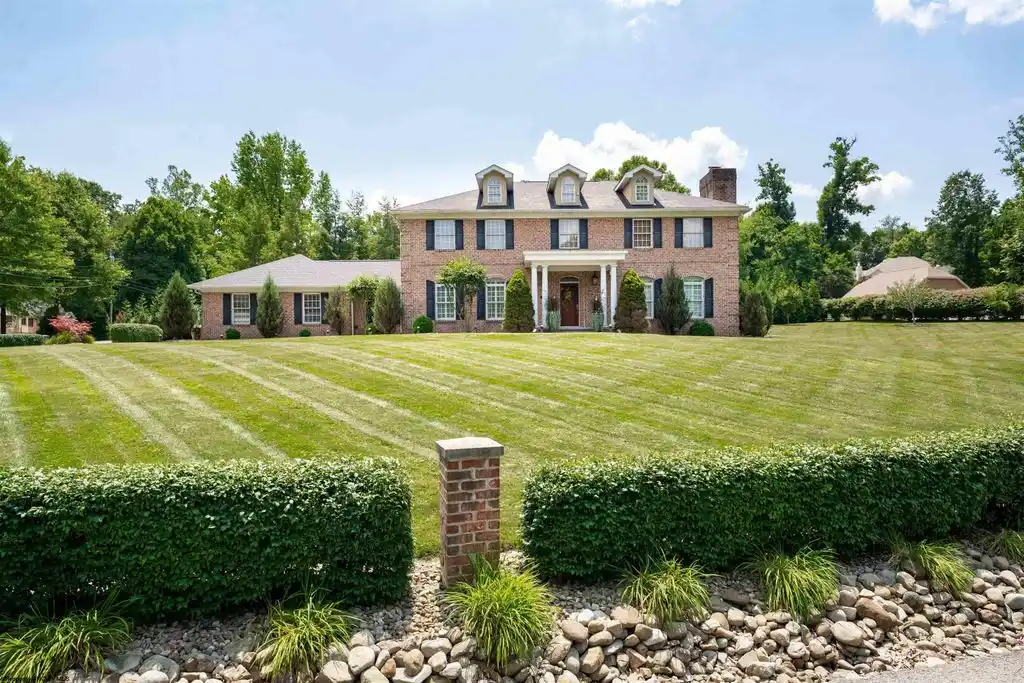Exquisite Living at Lakeside Estates
