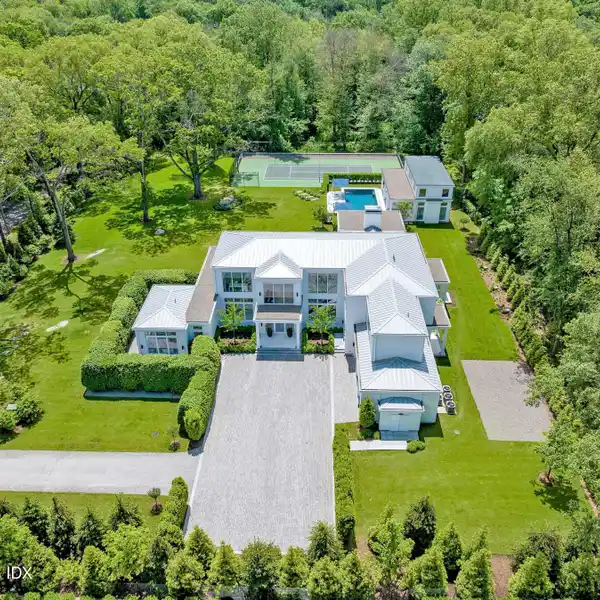 ULTRA-LUXE CONTEMPORARY ESTATE ON 5.5 GATED ACRES