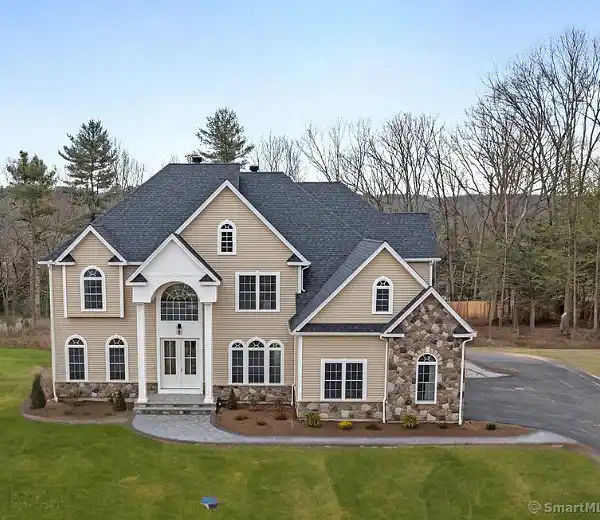 UNPARALLELED ELEGANCE FROM A SIGNATURE BUILDER