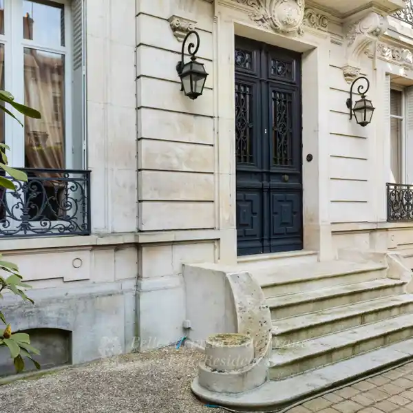 NEO-CLASSICAL PRIVATE MANSION