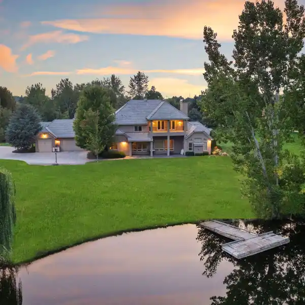 WATERFRONT EAGLE ESTATE - EXCLUSIVE LOCATION