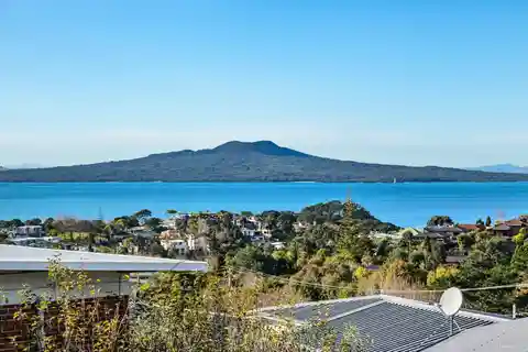 Versatile Luxury Residence in the Heart of Castor Bay