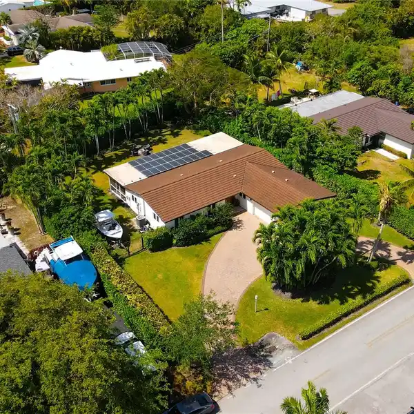 BOATER’S DREAM HOME IN PRESTIGIOUS KINGS BAY