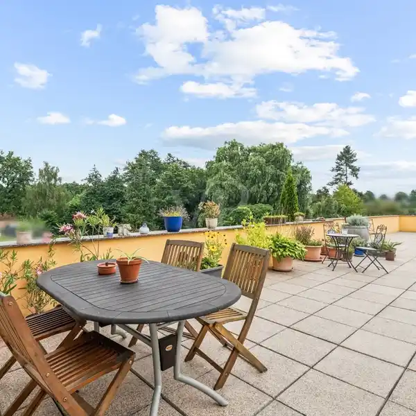 PRESTIGIOUS HOME WITH POOL AND GARDEN