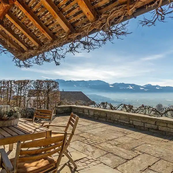 SPECIAL COUNTRY-STYLE PROPERTY