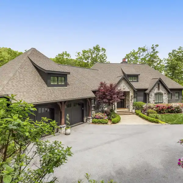 EXQUISITE MOUNTAIN MODERN RESIDENCE