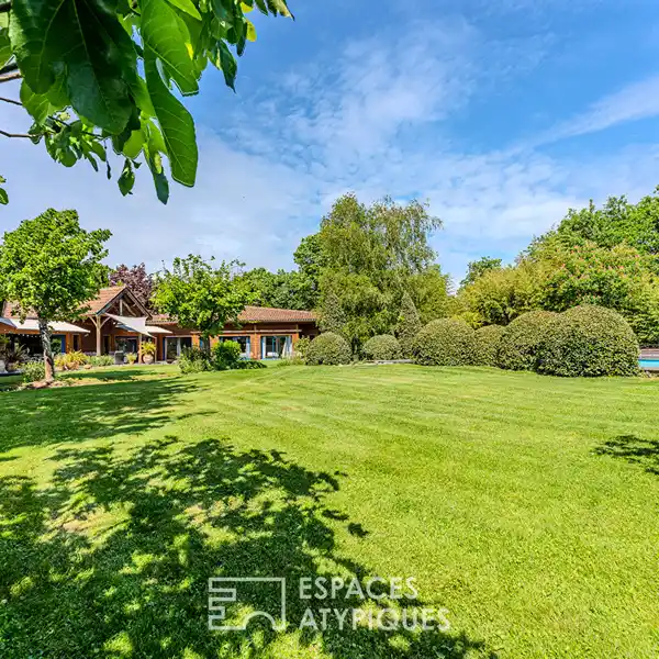 ARCHITECT-DESIGNED TIMBER HOME WITH POOL AND GARDEN