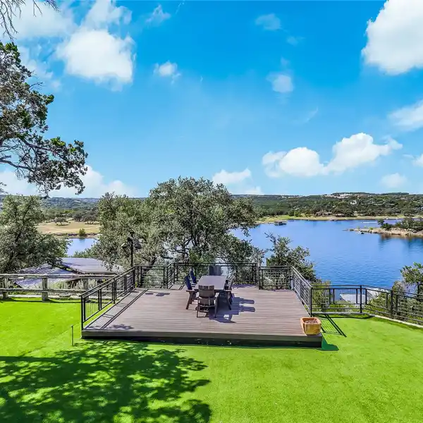 STUNNING LAKESIDE LIVING