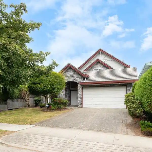 ELEGANT TERRA NOVA HOME WITH PRIME PARK ACCESS