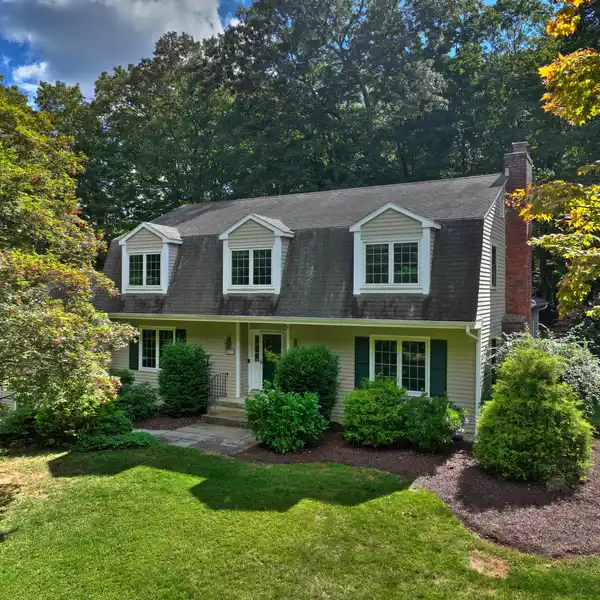SPACIOUS AND INVITING COLONIAL PERFECTLY SITUATED