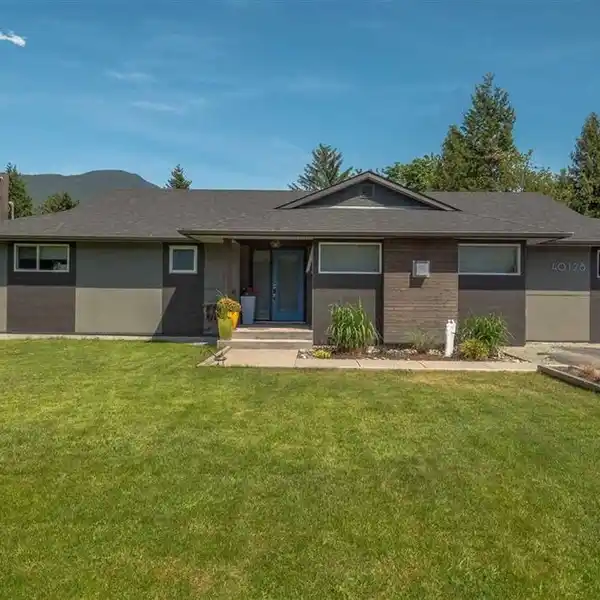 WONDERFULLY RENOVATED MODERN HOME IN GARIBALDI ESTATES