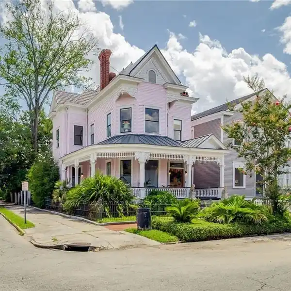 BEAUTIFULLY PRESERVED HOME IN THE VICTORIAN DISTRICT