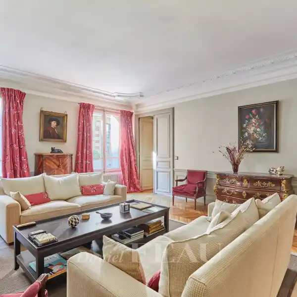 ELEGANT GROUND-FLOOR APARTMENT WITH STUDIO & PARKING