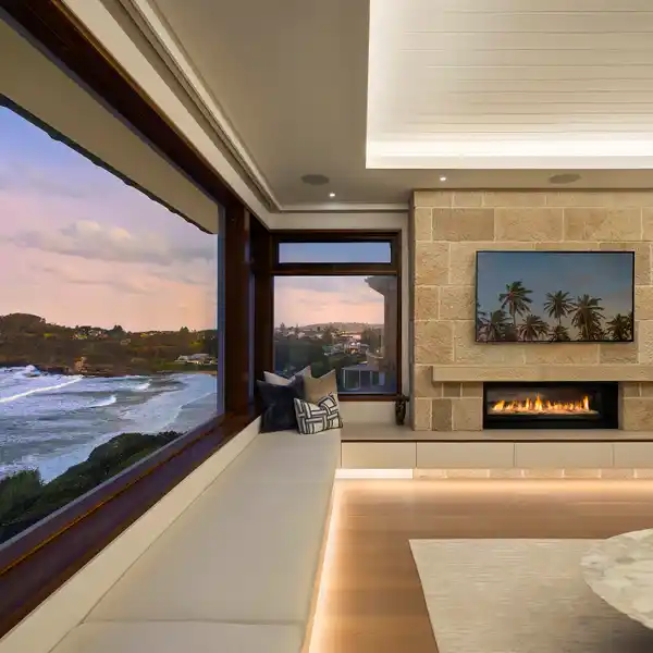 BESPOKE BEACHSIDE RESIDENCE