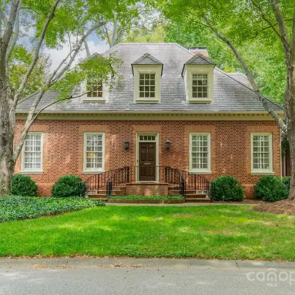 EXQUISITE RESIDENCE IN PRESTIGIOUS EASTOVER
