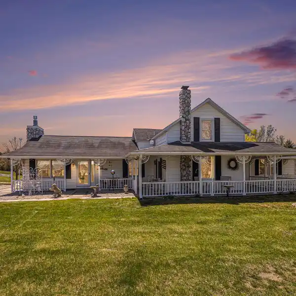 UNIQUE RESIDENCE ON 25 PICTURESQUE ACRES