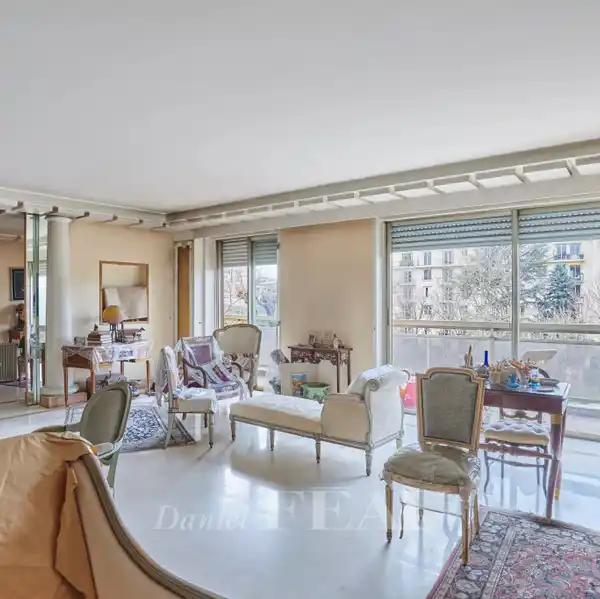 PRESTIGIOUS ADDRESS WITH BALCONY AND PARKING