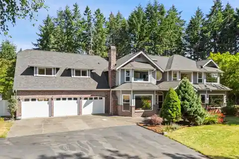 Comfort and Function on Large Lot