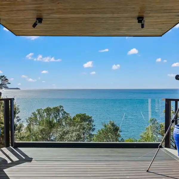 WATERFRONT LIFESTYLE ON HIBISCUS COAST HIGHWAY