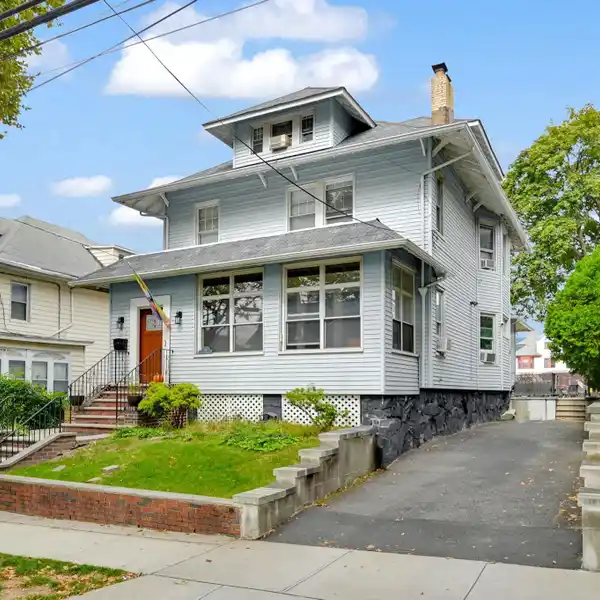 COLONIAL HOME IN PRIME LOCATION