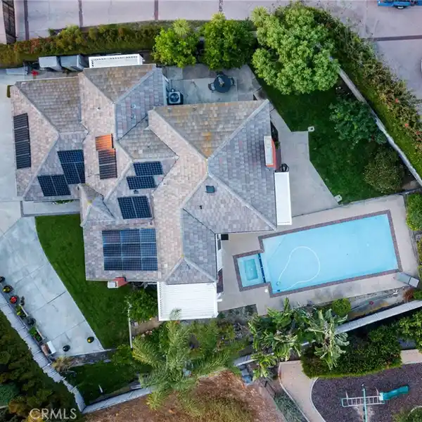 BRIGHT AND BEAUTIFUL POOL ESTATE