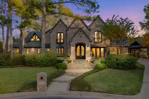 Stunning Estate in Prestigious Hollytree West