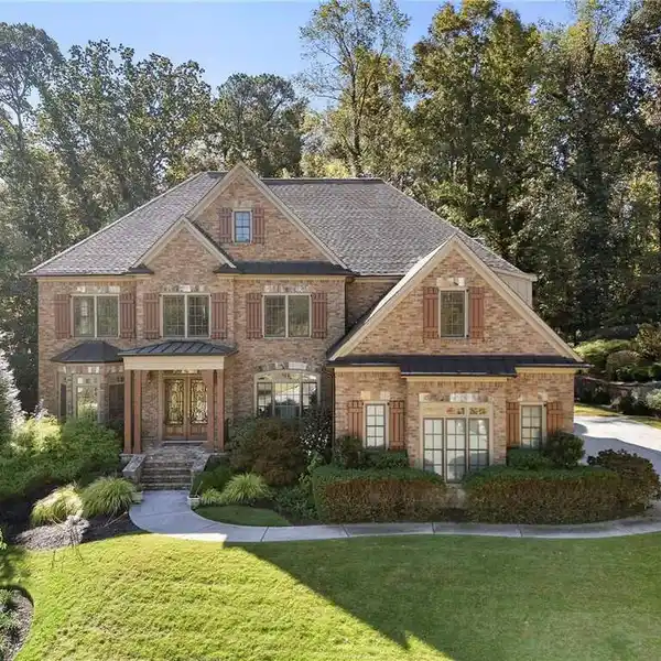 ELEGANT VININGS ESTATE WITH RESORT-STYLE AMENITIES