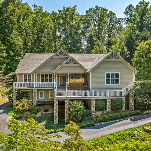 COMFORTABLY ELEGANT MOUNTAIN ESTATE