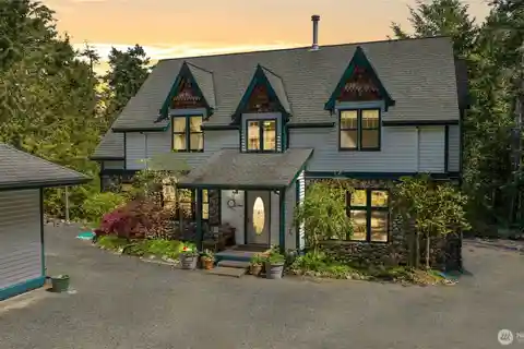 Charming San Juan Cottage on Private Wooded Acres