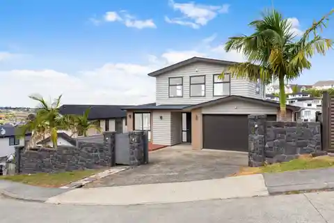 Beautiful Brick and Weatherboard Family Home