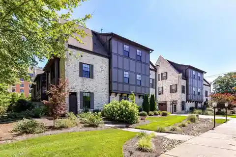 Beautifully Designed Saussy Burbank Townhome